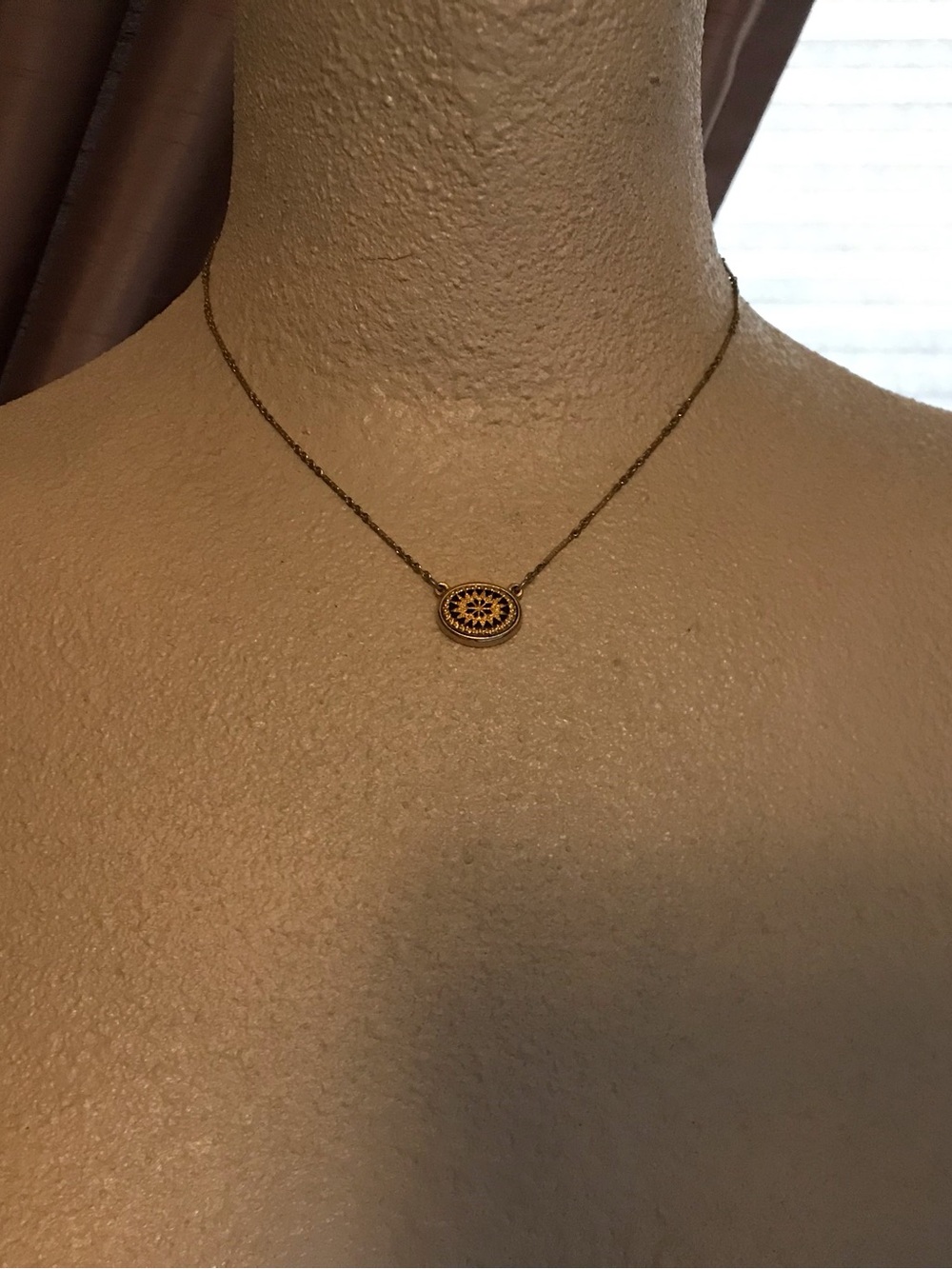Vintage Avon Snowflake Oval Pendant Necklace - Picture 2 of 8